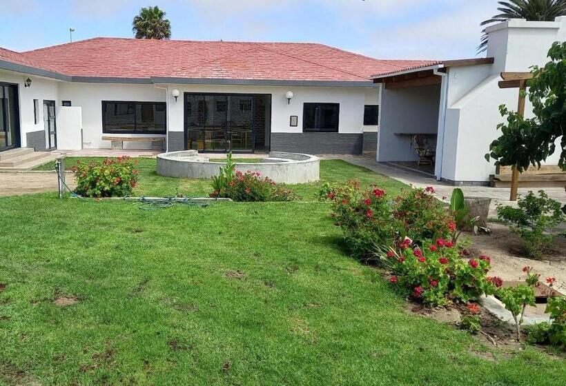 پانسیون Beach Garden Guesthouse With Self Catering