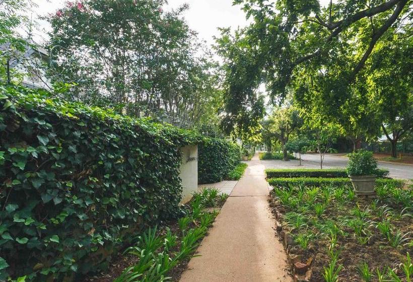 פנסיון Room In Bb - Lovely Guesthouse In Pretoria Welcoming You On A Spacious Room With Breakfast