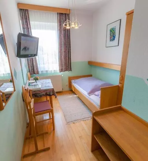 Retkeilymaja Gasthaus Gostišče Trattoria Ogris