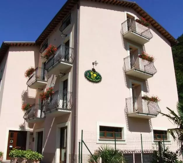 Hotelli Albergo La Casa Nel Bosco