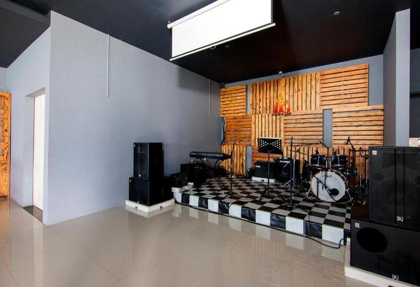 Hotell Oyo 1812 Dg Inn