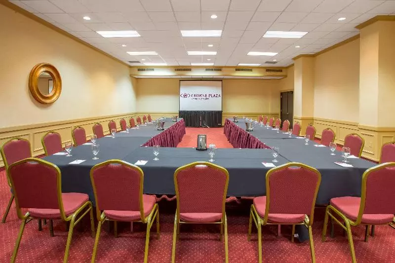 Отель Crowne Plaza Cleveland Airport, An Ihg