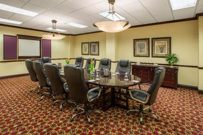 Отель Crowne Plaza Cleveland Airport, An Ihg