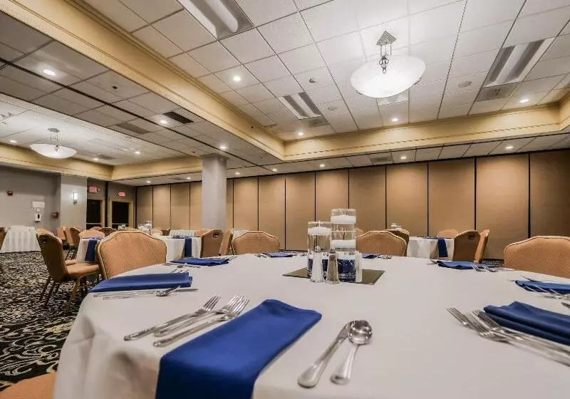 Отель Crowne Plaza Cleveland Airport, An Ihg