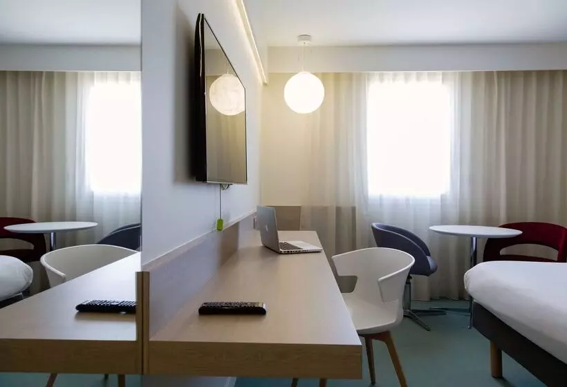 בית מלון כפרי Kyriad Montpellier Est  Lunel