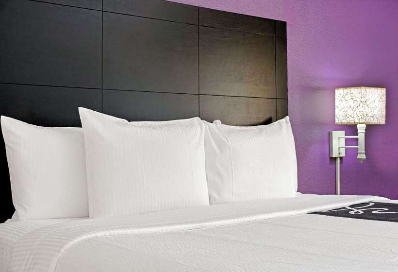 בית מלון כפרי La Quinta By Wyndham Miami Airport East