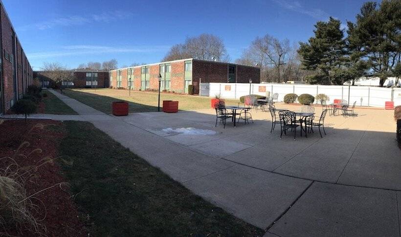 Mystic River Hotel & Suites