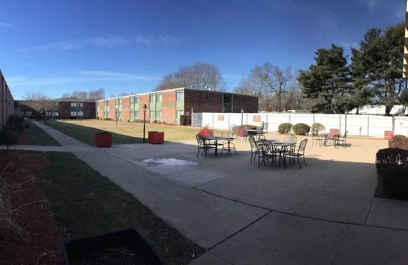 Mystic River Hotel & Suites