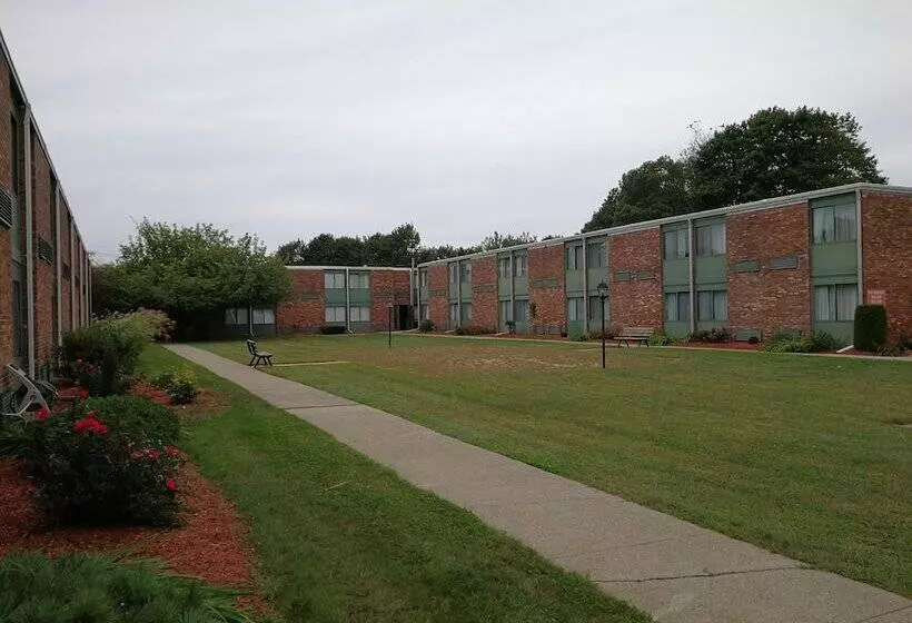 Mystic River Hotel & Suites