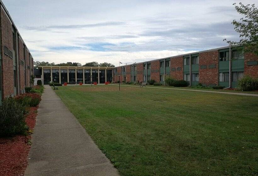 Mystic River Hotel & Suites