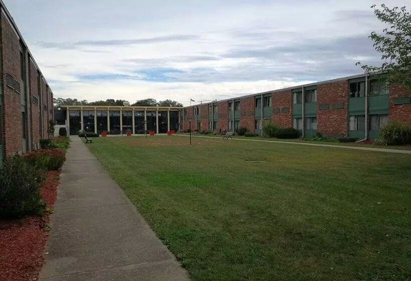 Mystic River Hotel & Suites