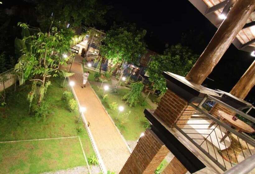 בית מלון כפרי Above The Sea Maesariang