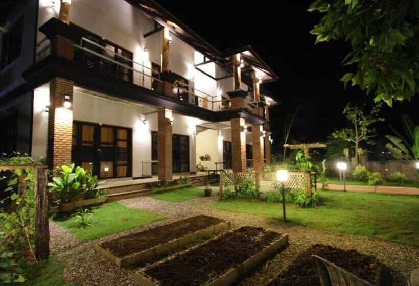 בית מלון כפרי Above The Sea Maesariang