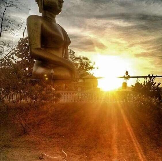 בית מלון כפרי Above The Sea Maesariang