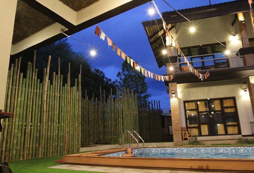 בית מלון כפרי Above The Sea Maesariang