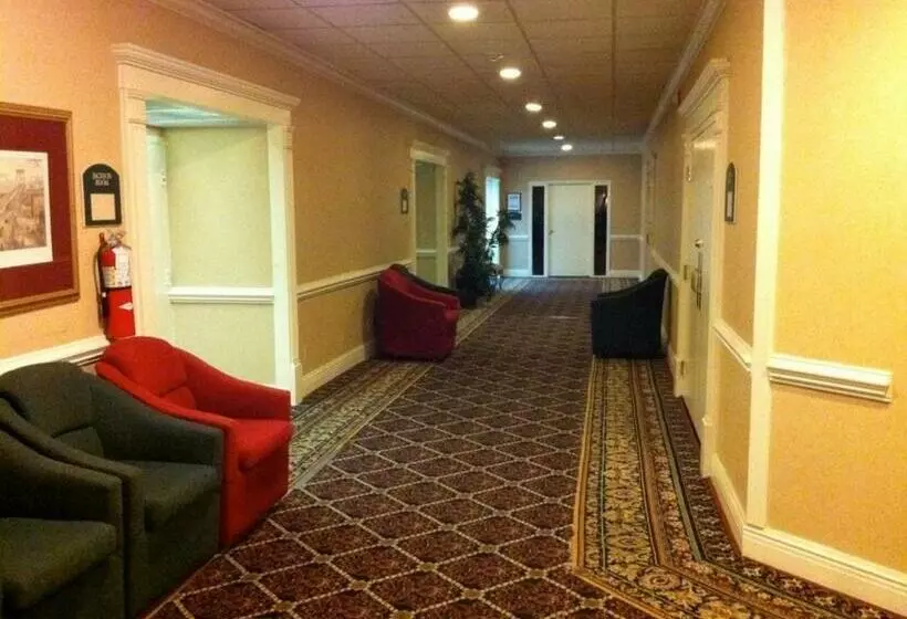 호텔 Governor's Inn & Suites