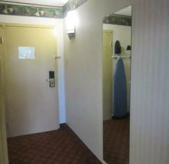 호텔 Governor's Inn & Suites