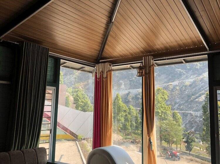 Hotelli Rakatal Rocks Resort