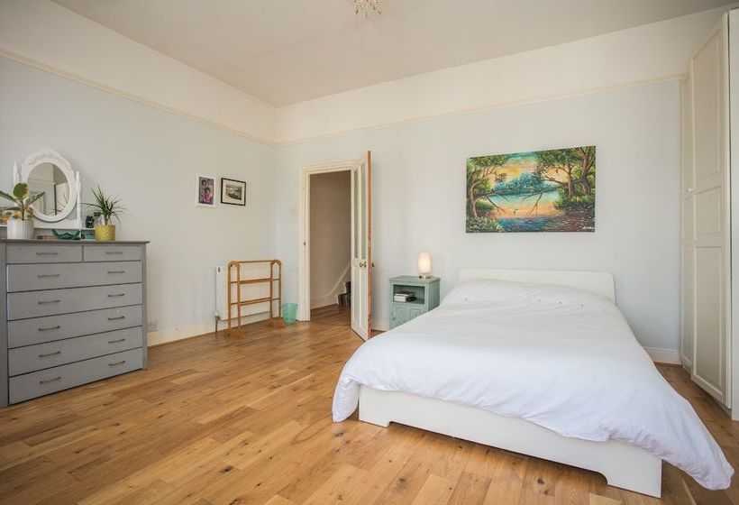 Spacious 3 Bedroom House In Dulwich