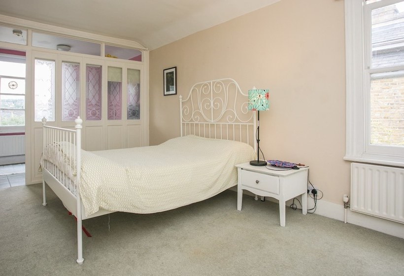 Spacious 3 Bedroom House In Dulwich