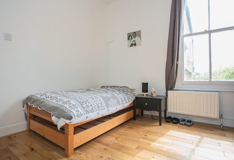 Spacious 3 Bedroom House In Dulwich