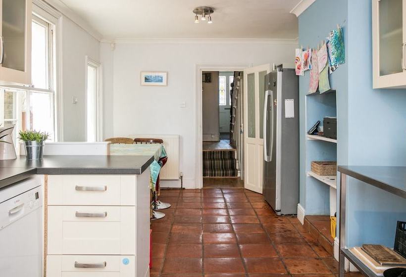 Spacious 3 Bedroom House In Dulwich