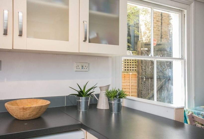 Spacious 3 Bedroom House In Dulwich