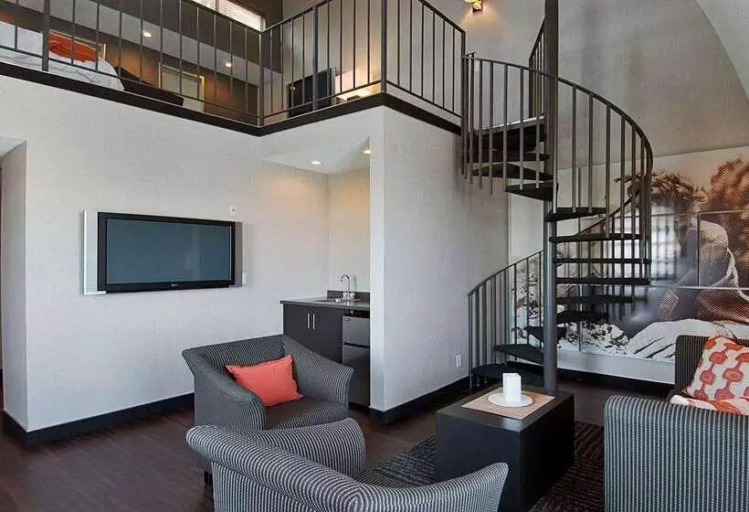 Ramada Plaza By Wyndham West Hollywood Hotel & Suites