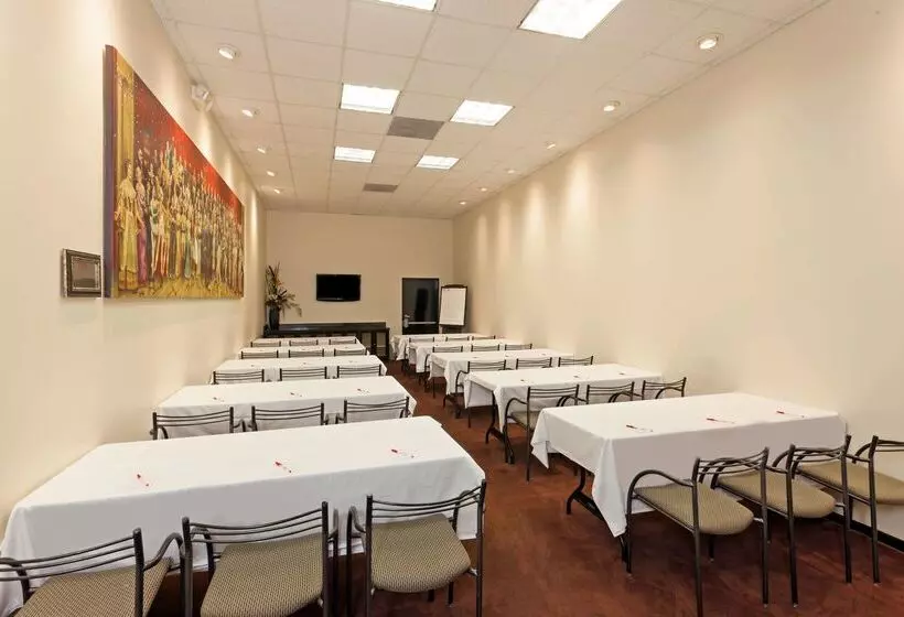 Ramada Plaza By Wyndham West Hollywood Hotel & Suites