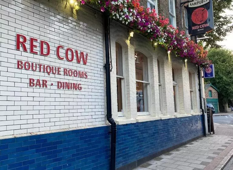 Hotelli The Red Cow Guest House