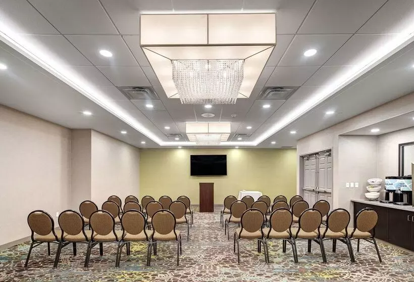 בית מלון כפרי Hilton Garden Inn Halifax Airport