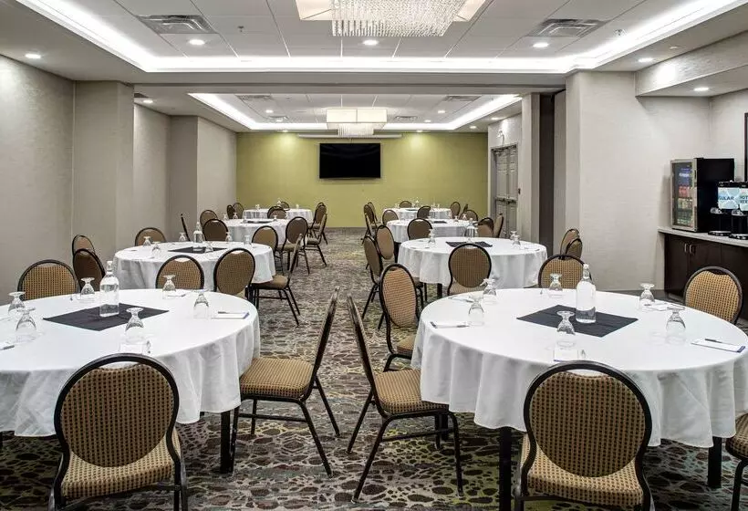 בית מלון כפרי Hilton Garden Inn Halifax Airport