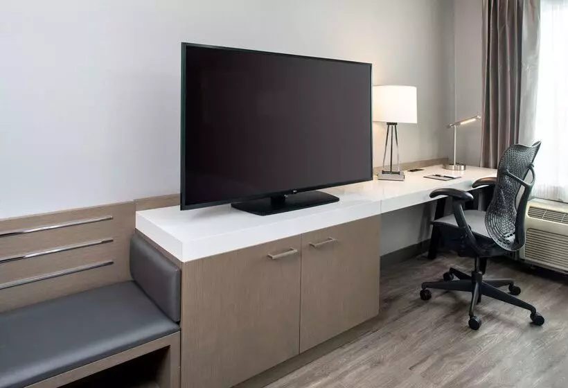 בית מלון כפרי Hilton Garden Inn Halifax Airport