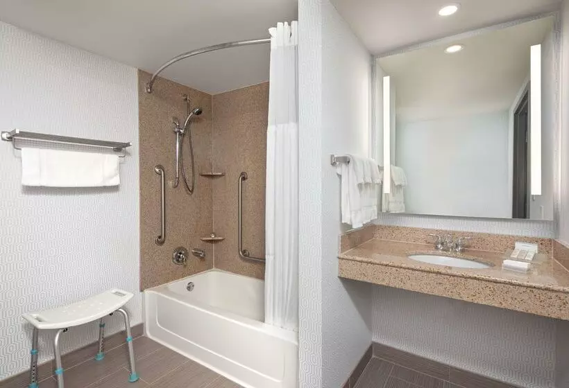 בית מלון כפרי Hilton Garden Inn Halifax Airport