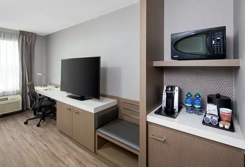 בית מלון כפרי Hilton Garden Inn Halifax Airport