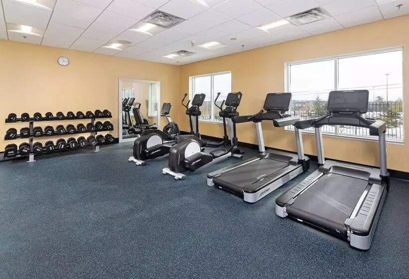 בית מלון כפרי Hilton Garden Inn Halifax Airport