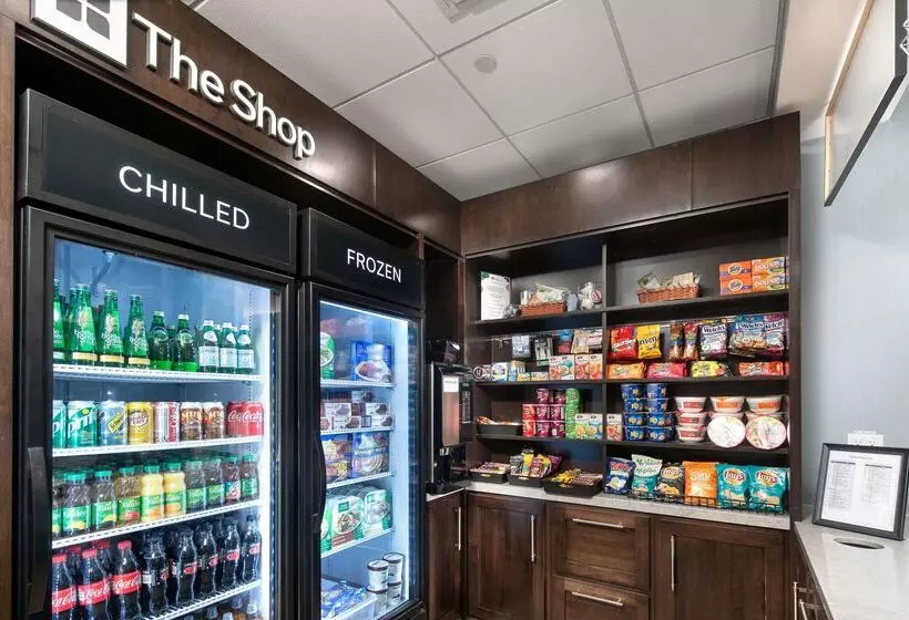 בית מלון כפרי Hilton Garden Inn Halifax Airport