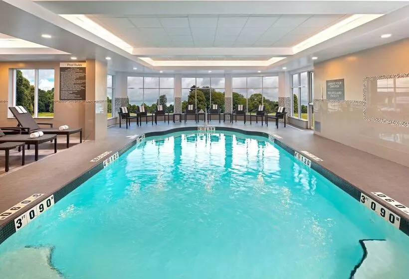 בית מלון כפרי Hilton Garden Inn Halifax Airport