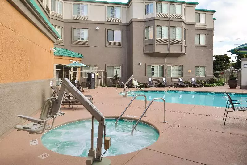 ホテル Holiday Inn Express & Suites Elk Grove Central Hwy 99, An Ihg