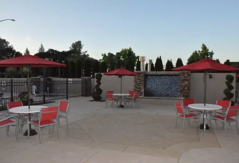 Отель Holiday Inn Express & Suites Jackson, An Ihg