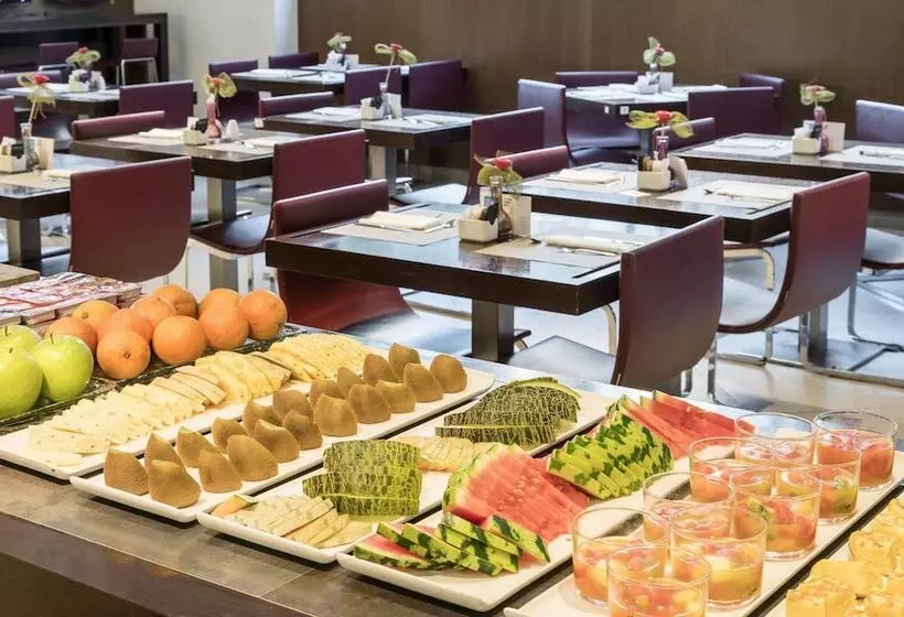 Отель Ilunion Auditori