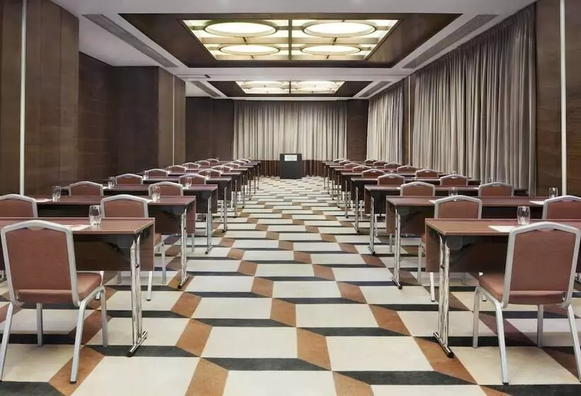 هتل Four Points By Sheraton Le Verdun