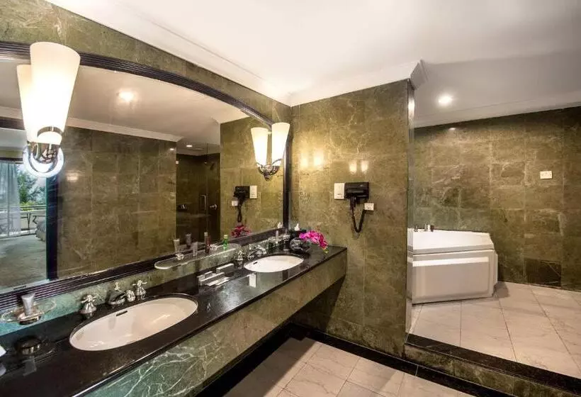 Отель Miri Marriott Resort & Spa