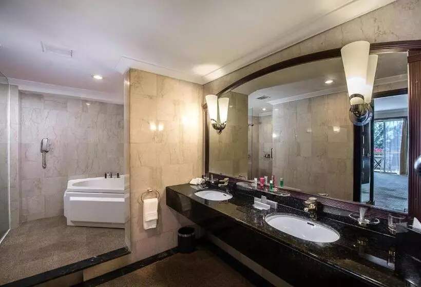 Отель Miri Marriott Resort & Spa