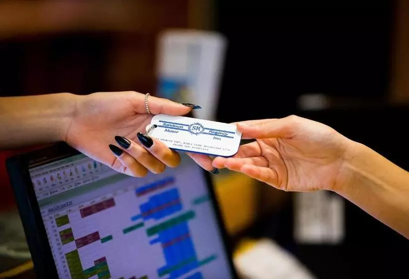 Sandown Regency Hotel & Apartments