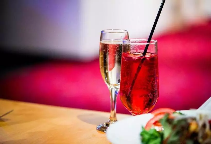 Sandown Regency Hotel & Apartments