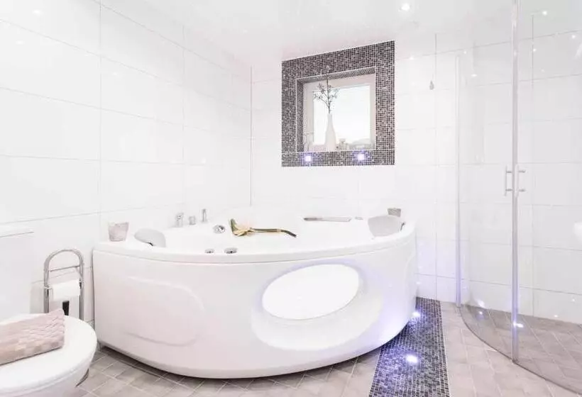 Treetop Spa Hangout & Hotel