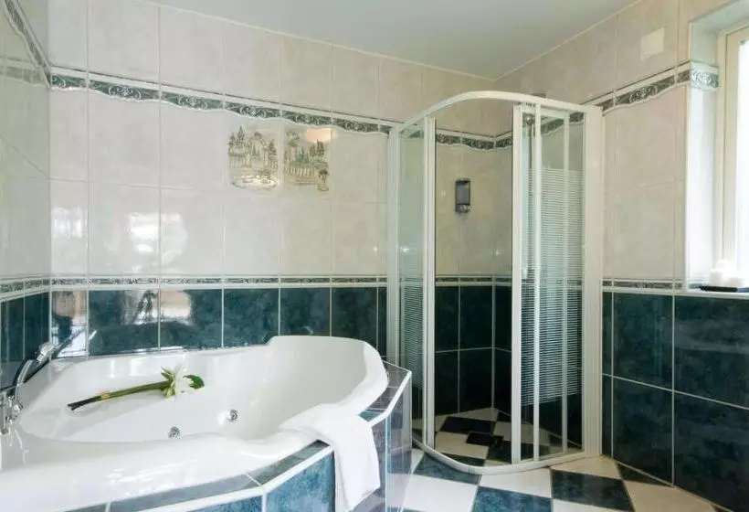 Treetop Spa Hangout & Hotel