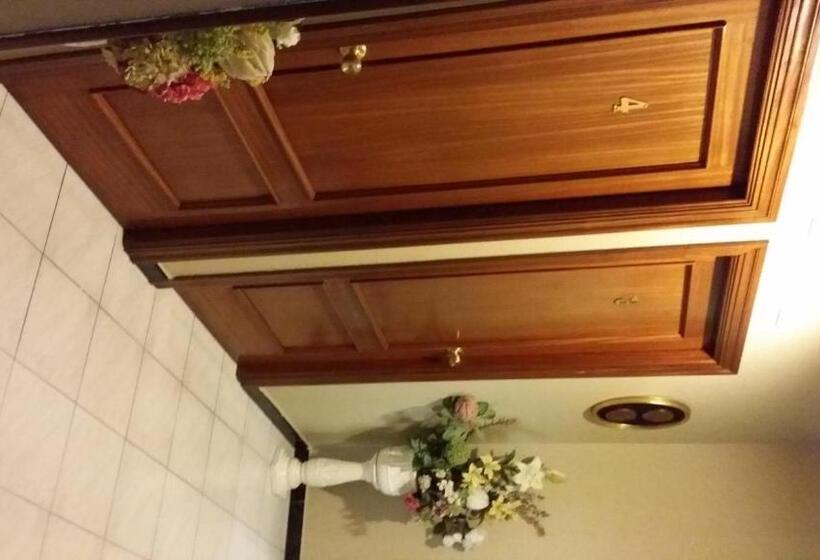 فندق فئة نجمة واحدة Pensión Ariz