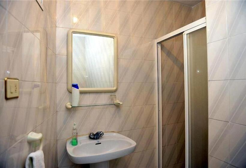 فندق فئة نجمة واحدة Pensión Ariz